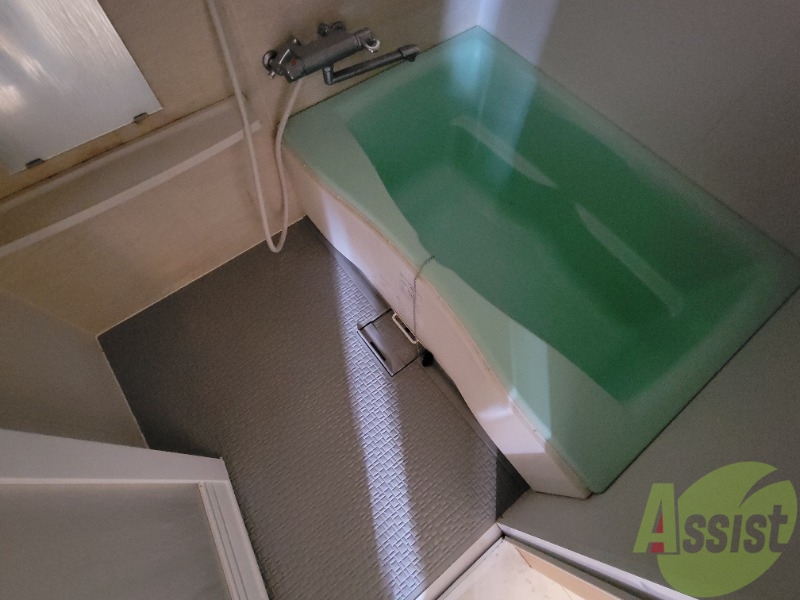 バス・シャワールーム　お風呂は広さがあってゆったり入ってられそうです。