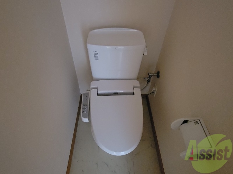 トイレ　お手洗いは温水洗浄付き。これは個人的に外せません。