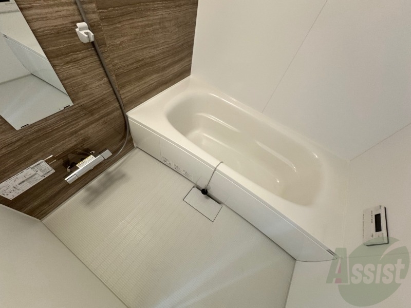 バス・シャワールーム　お風呂です。広々したバスでゆっくりくつろげます。