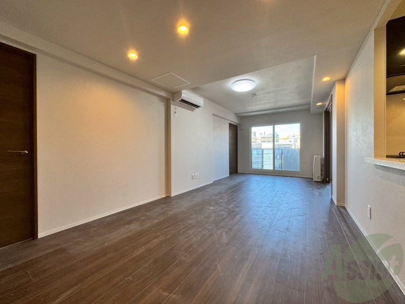 居室・リビング　フローリングや壁の色がお洒落な印象のリビングです。