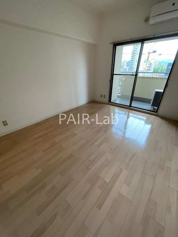 居室・リビング　同物件別部屋の参考写真です。