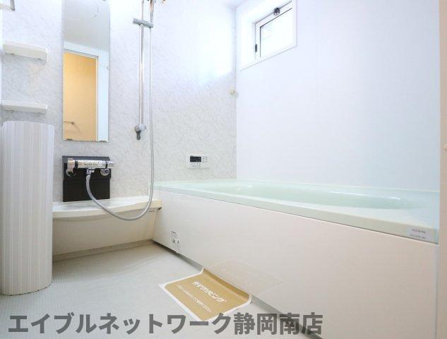 バス・シャワールーム　落ち着いた空間のお風呂です