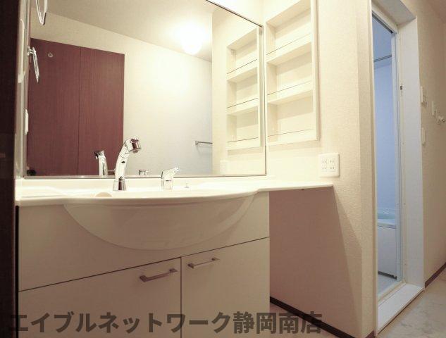 洗面設備　広い洗面スペース