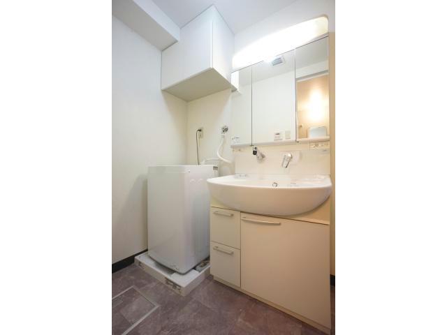 洗面設備　三面鏡付き独立洗面台