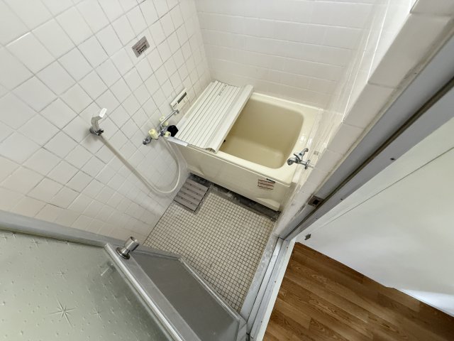 バス・シャワールーム　コンパクトで使いやすいお風呂です