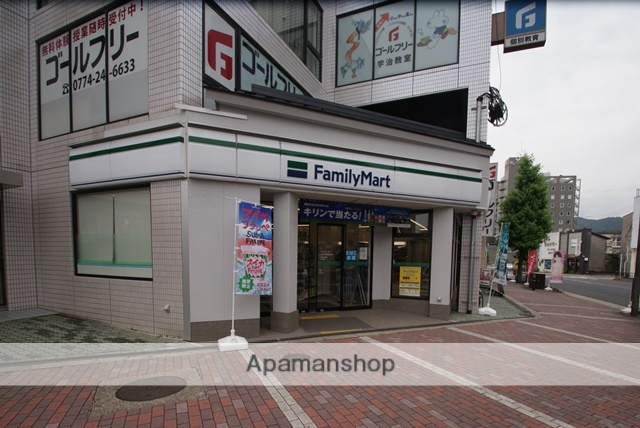 コンビニ　ファミリーマート（コンビニ）まで441m