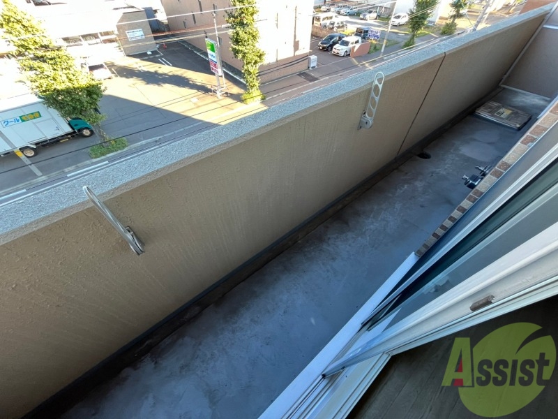 バルコニー　バルコニーは幅があり、広い印象を受けました。