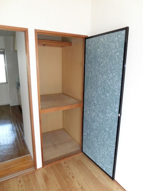 その他　洋室側の収納です