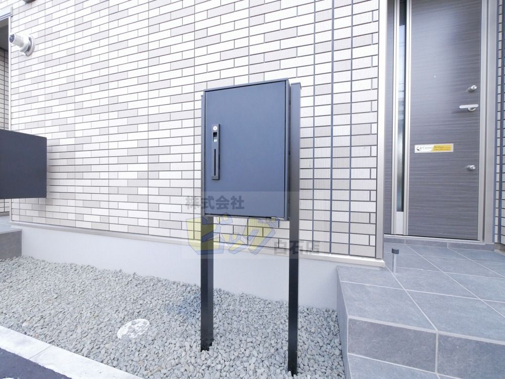 エントランス　各戸宅配ボックス付きのお部屋です♪