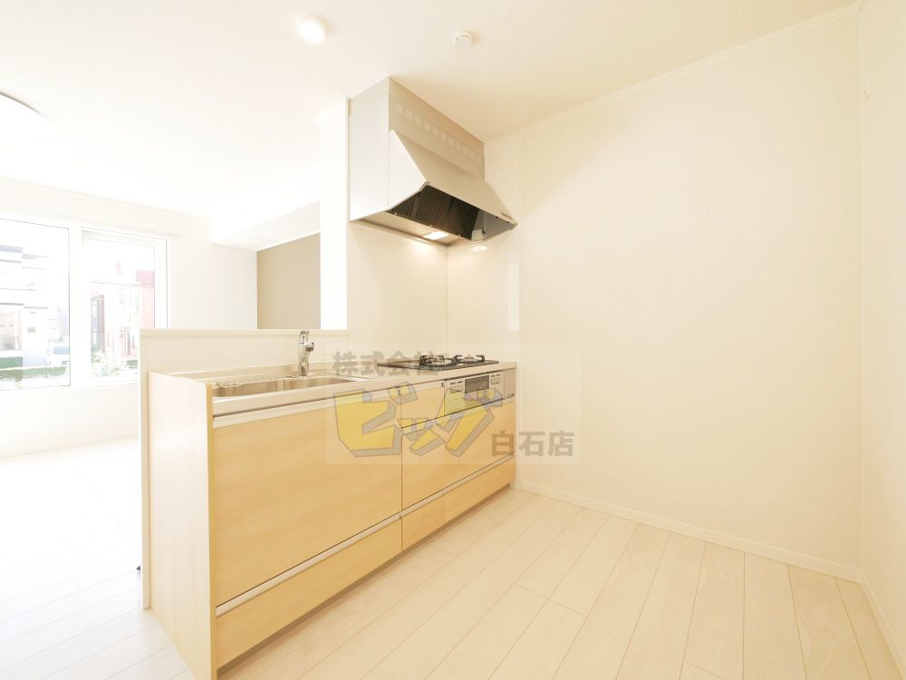 キッチン　人気で使用しやすい対面式三口システムキッチンです♪