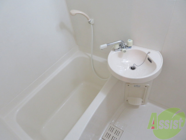 バス・シャワールーム　こちらはお風呂。一日の疲れをここで癒してください。