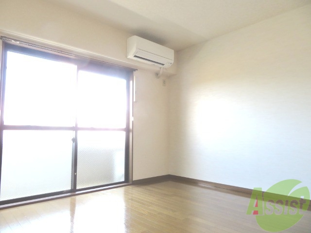 居室・リビング　リビングはこんな感じです。窓が大きくてよく陽が入ってきます。