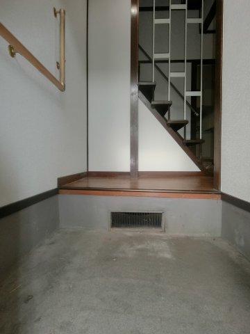 玄関　【お部屋さがしはラックハウジングにお問合せ下さいませ♪】