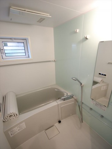バス・シャワールーム　追焚・浴室乾燥機付のUB　窓があり換気良好