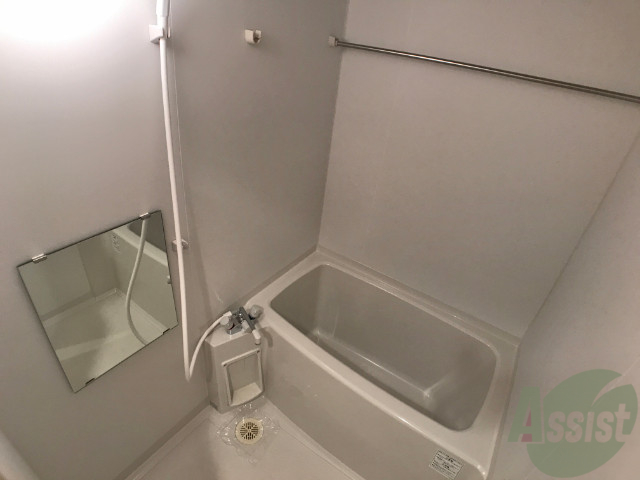 バス・シャワールーム　バスルームは狭すぎず、シャワーも浴びやすそうです。