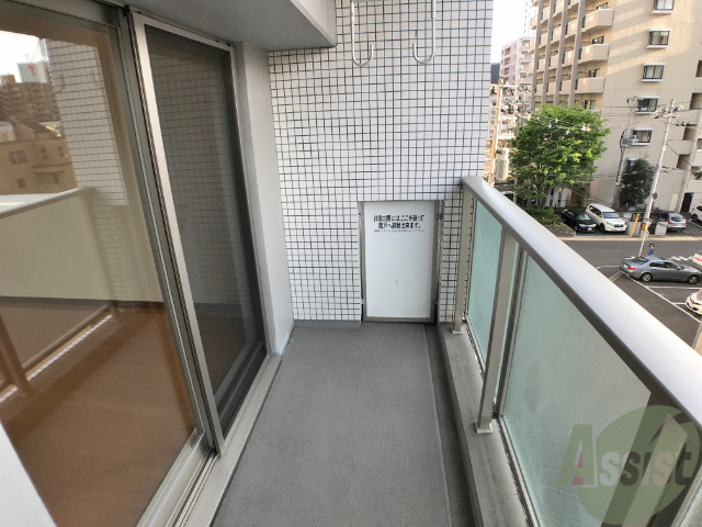 バルコニー　バルコニーは幅があり、広い印象を受けました。