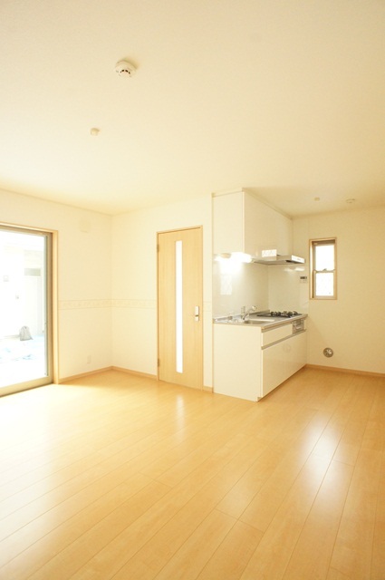 居室・リビング　６帖の洋室。２面採光なのでいつでも明るい空間です