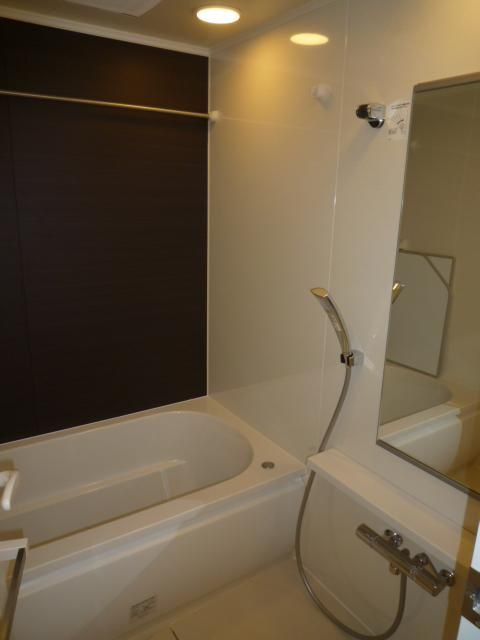 バス・シャワールーム　コンパクトで使いやすいお風呂です