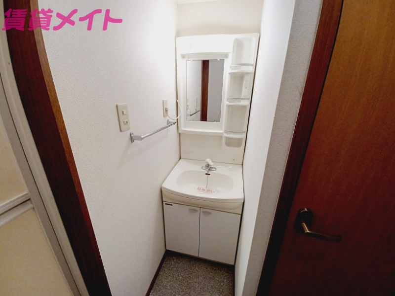洗面設備　別部屋参考写真です