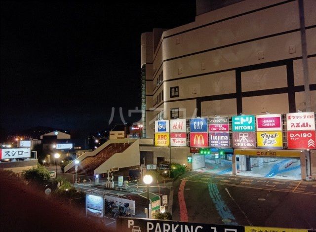 ショッピングセンター　コースカベイサイドストアーズ（ショッピングセンター）まで949m