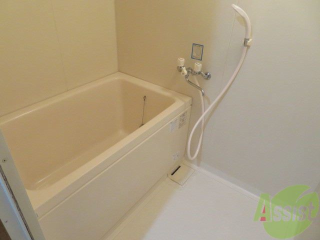 バス・シャワールーム　浴室です。バスタブが広くてゆったりできます。