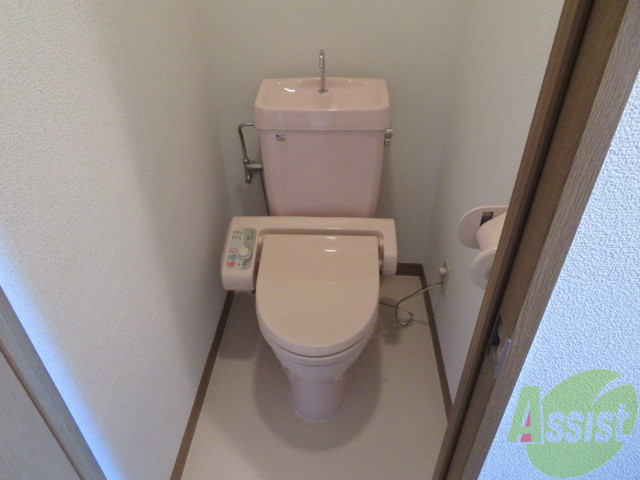 トイレ　ウォシュレット機能がついたトイレです。安心して使用できますね