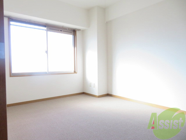 その他部屋・スペース　寝室には窓があるので、朝の目覚めが良さそうです。