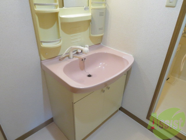 洗面設備　洗面は独立になっているので忙しい朝もばっちりですね。