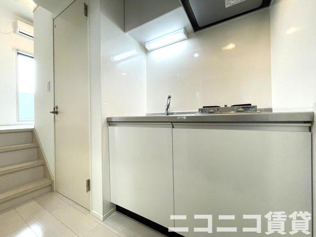 キッチン　２口ガスコンロ付き、上下に収納が有ります。　※モデルルーム