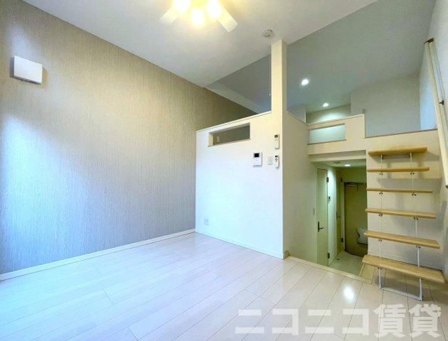 居室・リビング　目線の高さの広いロフト付き　※モデルルーム