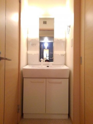 洗面設備　明るい洗面所です