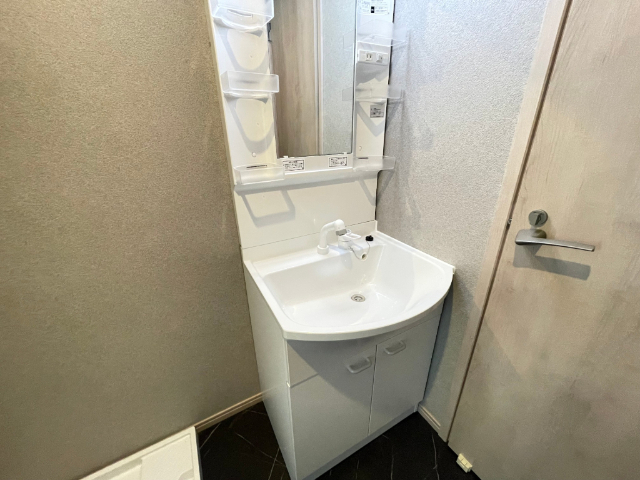 洗面設備　独立洗面化粧台です