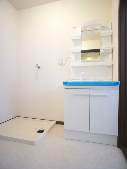 洗面設備　洗髪洗面化粧台と洗濯機置き場があります♪