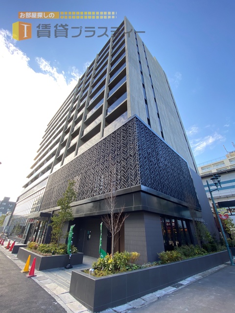 建物外観　１階には２４ｈスーパー。２階には入居者専用フィットネスジム。