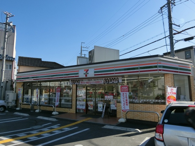 コンビニ　セブンイレブン八尾萱振町3丁目店（コンビニ）まで303m