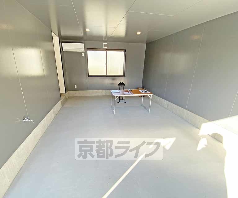 その他部屋・スペース　広々したガレージです。