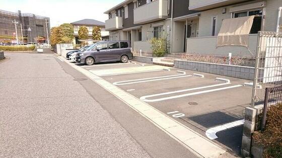 駐車場　敷地内駐車場、別途契約。月額３，３００円（税込）