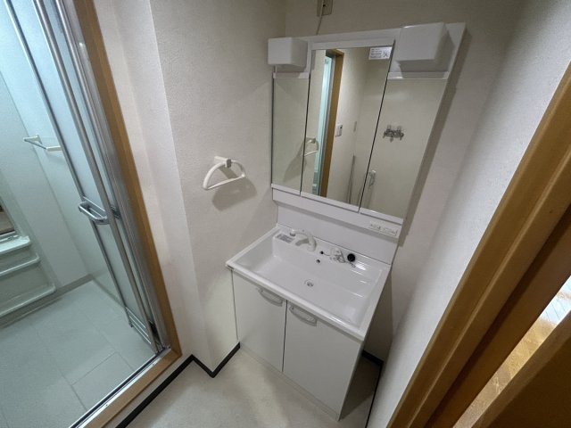 洗面設備　温水シャワー付洗面化粧台で便利です！