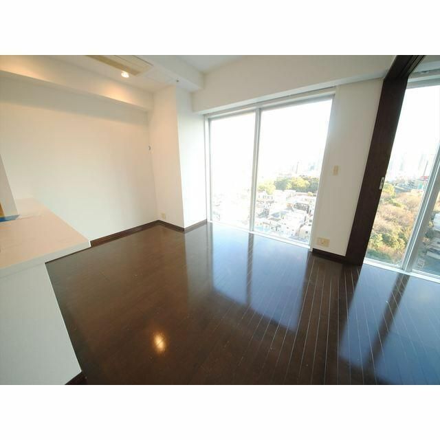 居室・リビング　こちらの居間で趣味の時間をお楽しみください