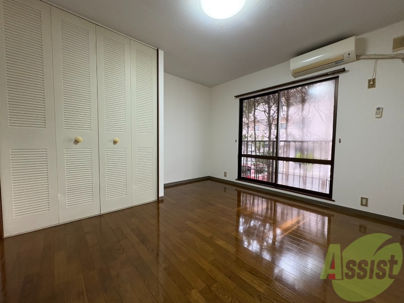 その他部屋・スペース　南向きの大きめの窓から日差しがたっぷり入る明るいお部屋です。