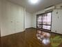 その他部屋・スペース　南向きの大きめの窓から日差しがたっぷり入る明るいお部屋です。