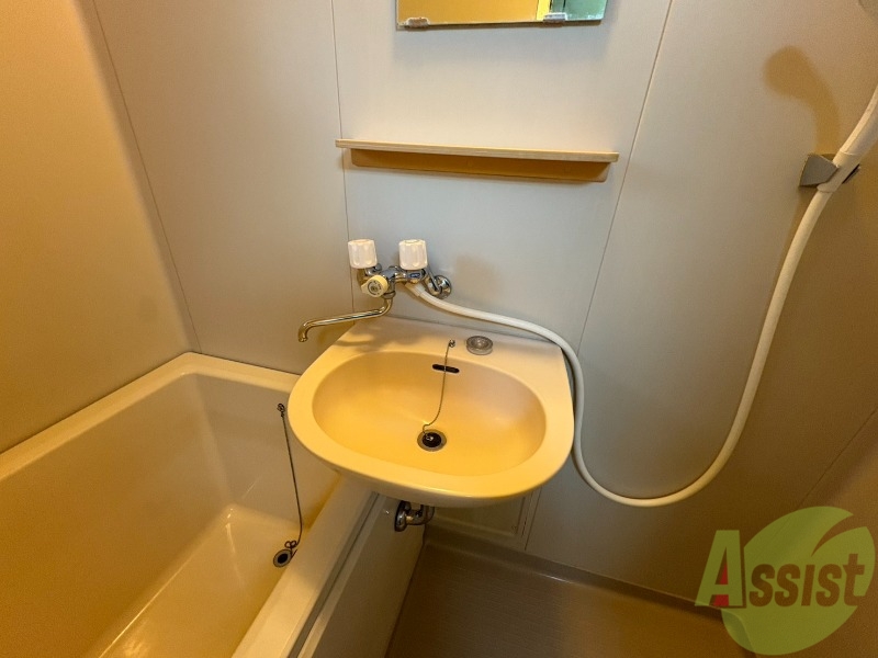 洗面設備　洗面台は浴室の中にあるタイプのものになります。