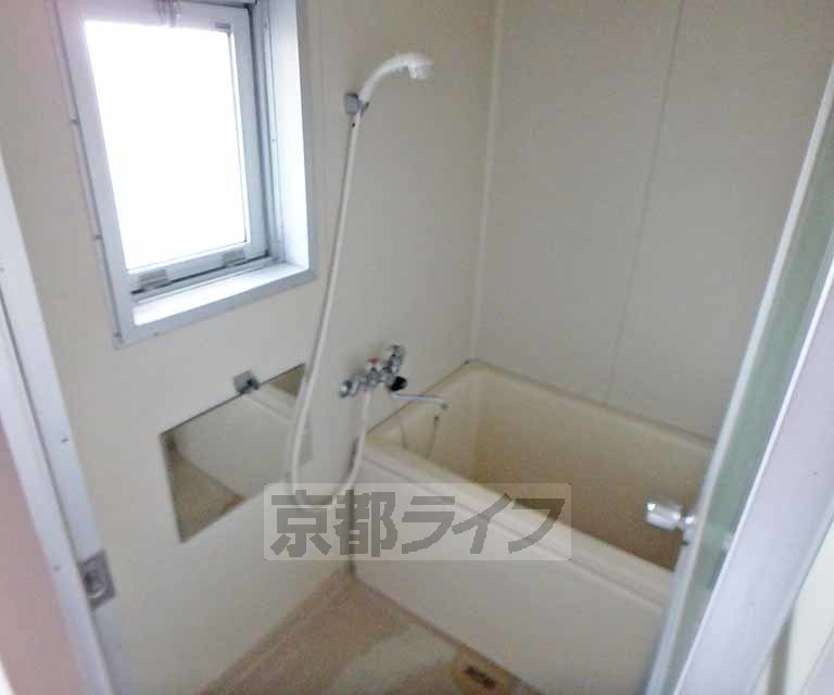 バス・シャワールーム　バスルームです