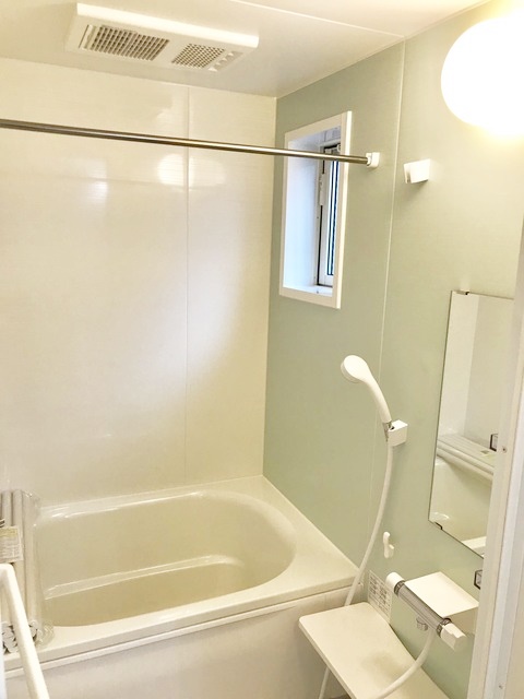 バス・シャワールーム　嬉しい追い焚き・浴室乾燥機付きです♪