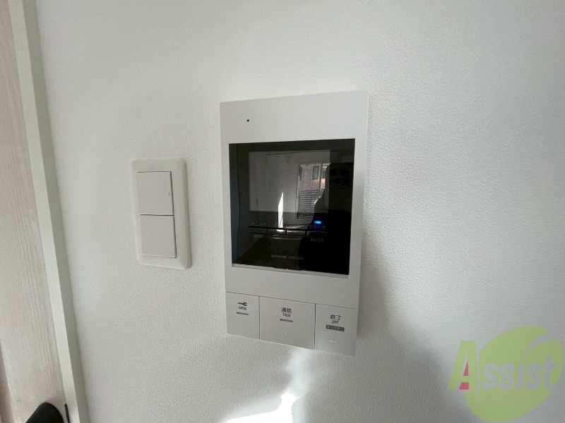 バルコニー　ＴＶモニター付インターホンです。来客者の顔が見えるので安心！