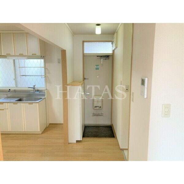 玄関　同物件別部屋です