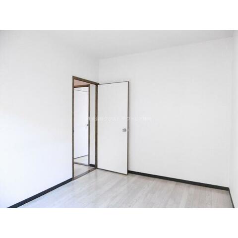 居室・リビング　明るい洋室です