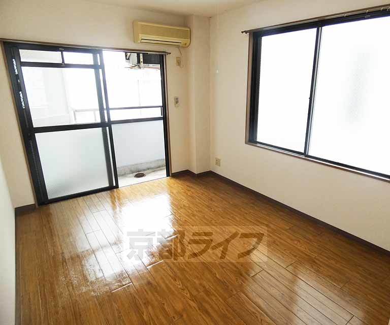 居室・リビング　落ち着いた雰囲気のお部屋です