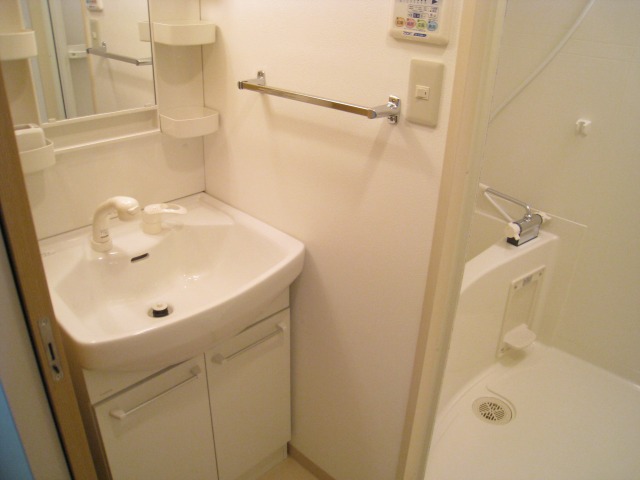 洗面設備　同物件別号室のものです。　家具はイメージです。