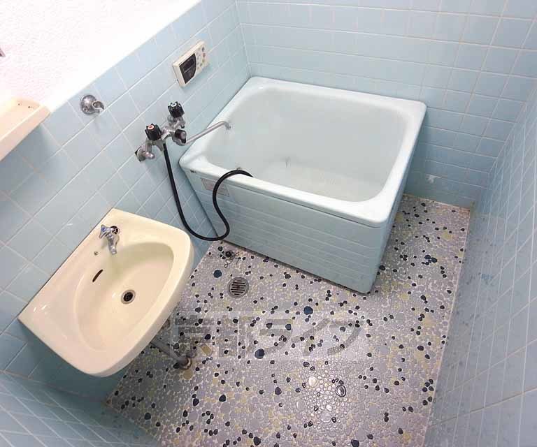 バス・シャワールーム　昔ながらのバスルームです。